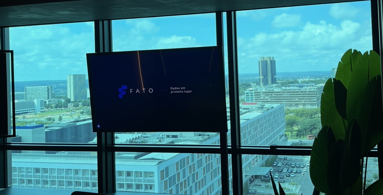 Logo Fato na tela azul